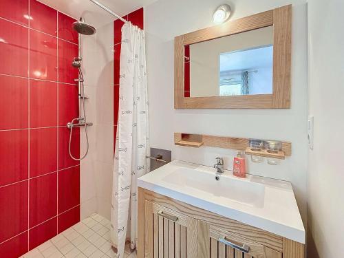 une salle de bain avec lavabo et douche dans l'établissement Maison calme, proche tennis, 3 chambres, terrasse, Wi-Fi, parking - FR-1-361-554, à Jullouville