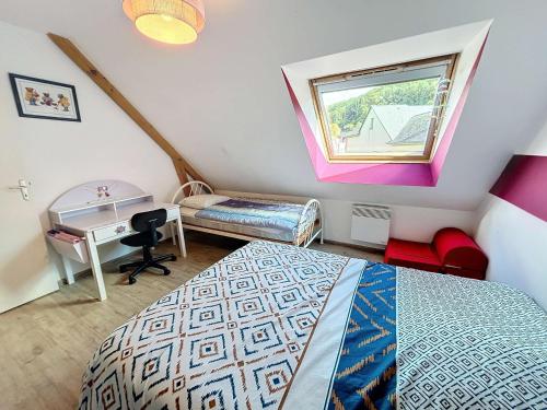 une chambre avec un lit, un bureau et une fenêtre dans l'établissement Maison calme, proche tennis, 3 chambres, terrasse, Wi-Fi, parking - FR-1-361-554, à Jullouville