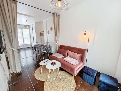 un salon avec un canapé et une table dans l'établissement Appartement RDC près de la plage avec terrasse et Wi-Fi - FR-1-361-555, à Jullouville