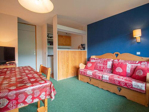 - une chambre avec un lit doté d'un couvre-lit rouge dans l'établissement Appartement 2 pièces proche pistes avec balcon, animaux acceptés - FR-1-356-512, à Valmorel