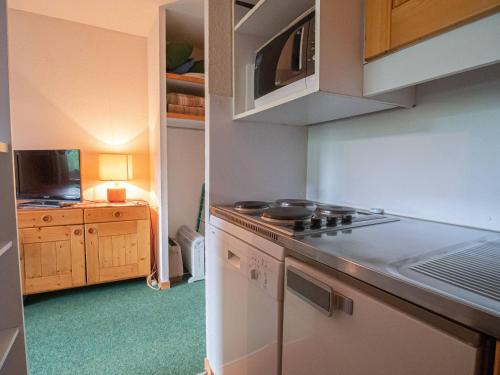 - une cuisine avec une cuisinière dans l'établissement Appartement 2 pièces proche pistes avec balcon, animaux acceptés - FR-1-356-512, à Valmorel