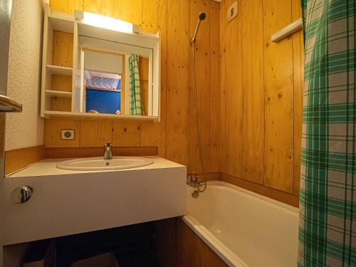 une salle de bain avec un lavabo et une baignoire dans l'établissement Appartement 2 pièces proche pistes avec balcon, animaux acceptés - FR-1-356-512, à Valmorel