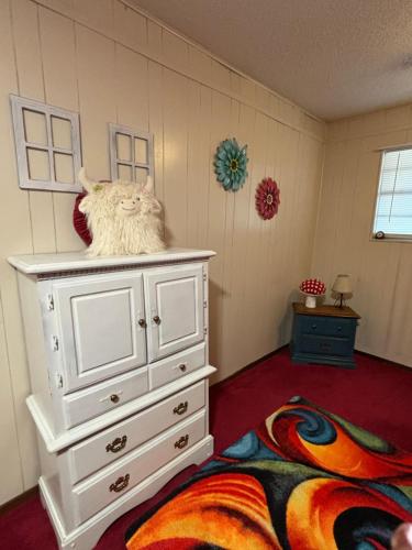 Ein Bett oder Betten in einem Zimmer der Unterkunft Murfreesboro Wandering Wagon Located in town