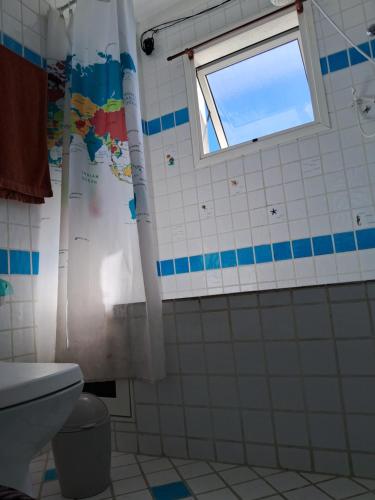 bagno con servizi igienici e finestra di Smilesurf room a Rio de Janeiro