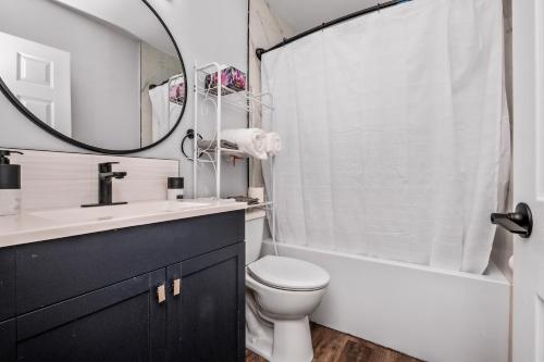 Ένα μπάνιο στο CentreStreet-Cozy Petfriendly 4bedsuite 04Entire