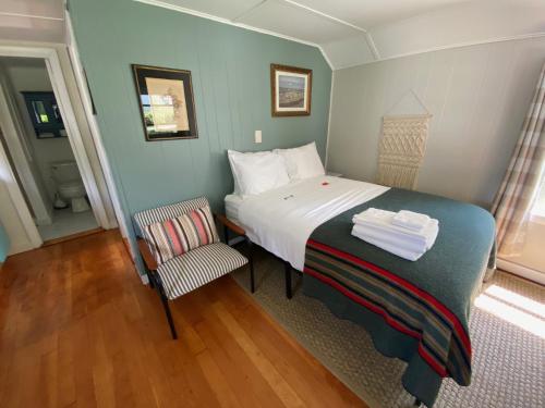 Postel nebo postele na pokoji v ubytování Bar Harbor Cottages & Suites