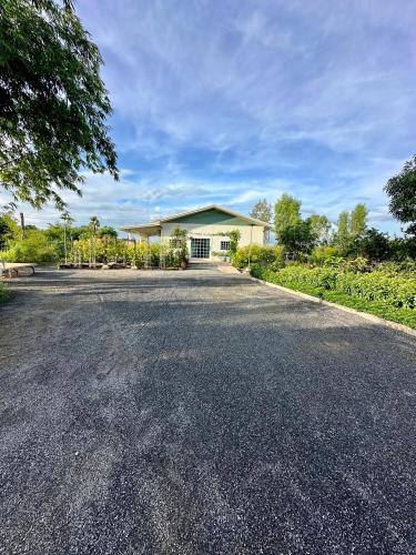 an empty driveway in front of a house at หลัง 2 เฌอเฌอ การ์เด้น เฮาส์ ที่พักคำชะโนด in Ban Nong Sawang