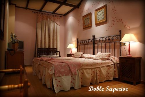 a bedroom with a large bed in a room at Balneario San Andres in Canena