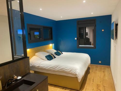 a blue bedroom with a bed and a sink at Villa lyon 8e, 8 personnes Piscine jardin, parking privé, terrain de pétanque in Monplaisir