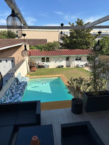 une vue aérienne d'une piscine dans une cour arrière dans l'établissement Villa lyon 8e, 8 personnes Piscine jardin, parking privé, terrain de pétanque, à Monplaisir