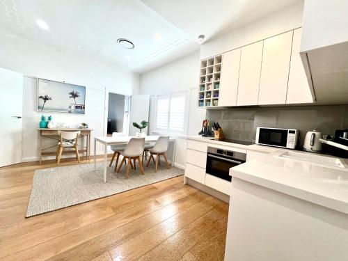 Η κουζίνα ή μικρή κουζίνα στο Manly Beach Retreat with free onsite parking