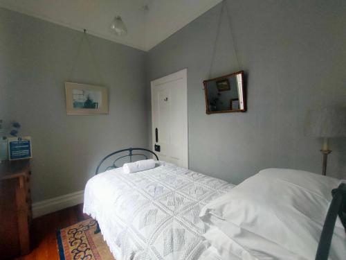 Una cama o camas en una habitación de Burnside Homestead