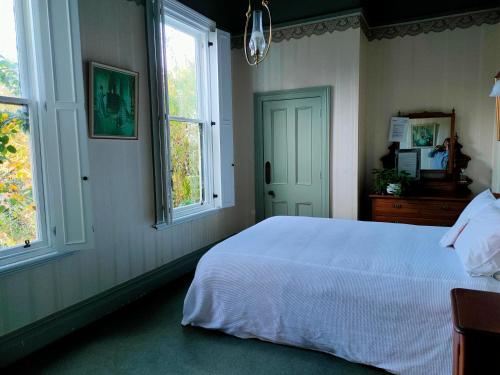 Una cama o camas en una habitación de Burnside Homestead