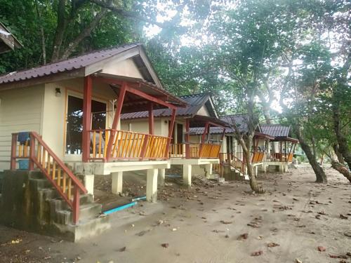 eine Reihe von Cottages am Strand in der Unterkunft Longbeach Bungalow Kohmook in Ko Mook