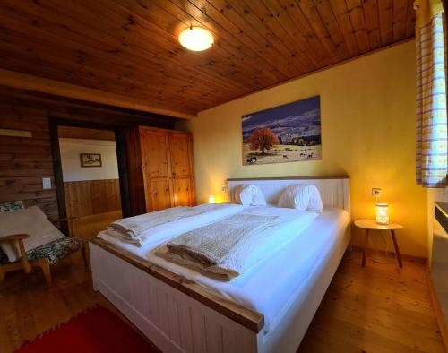 Rúm í herbergi á Karlbauer Hütte