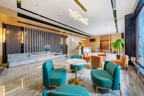 a lobby with blue chairs and a table at Yunyuexi Hotel - Guangzhou Baiyun Cengang Branch in Guangzhou