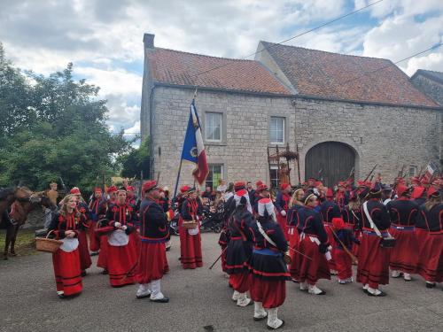 a group of people dressed in costumes walking in a parade at groot authentiek en charmante woning, 250 vierkante meter, panoramisch vergezicht, zonsondergang, dicht bij Dinant, Maredsous en Namen in Gay