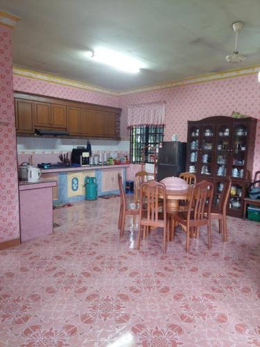 Η κουζίνα ή μικρή κουζίνα στο Rantau Panjang Homestay RP GreenView , BBQ , 8 pax , RPGV 3 bedrooms 4 extra beds