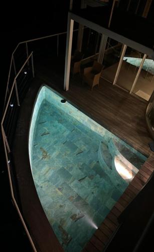 an overhead view of a swimming pool on a boat at Logement Cosy avec Piscine et Vue Tahiti Punaauia in Punaauia