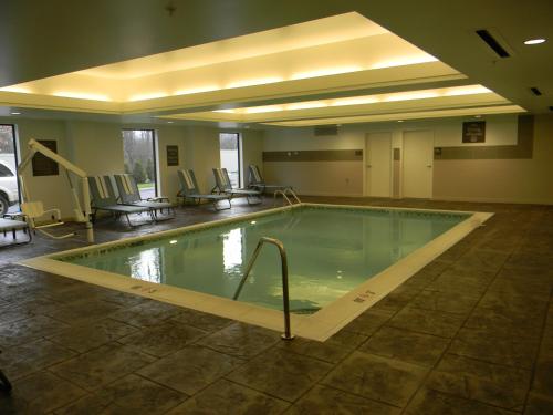 una piscina en una habitación de hotel con sillas alrededor en Comfort Suites-Youngstown North en Youngstown