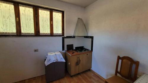 um quarto com um espelho, uma secretária e uma cadeira em Nazmir's Guesthouse Shkoder em Shkodër