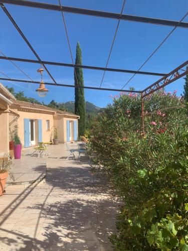 una vista desde el patio de una casa en Les chambres des Baronnies, en Buis-les-Baronnies
