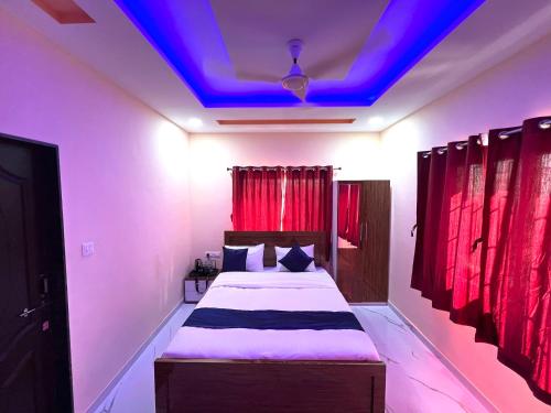 En eller flere senge i et værelse på The Serenity Resort Panchgani