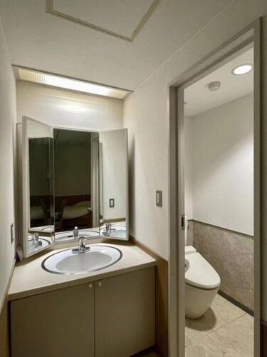 a bathroom with a sink and a toilet at 箱根七福荘 in Onsensō
