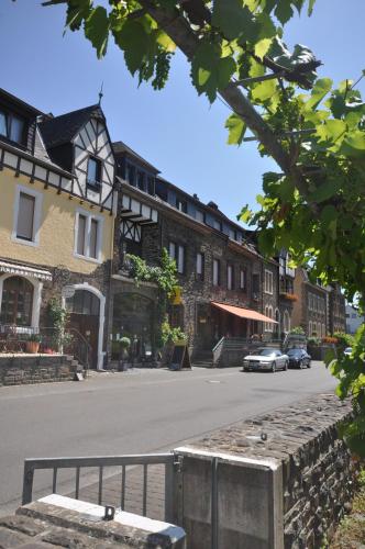 a view of a street with a building at Gästezimmer im Weingut Amlinger&Sohn in Neef