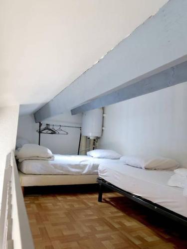 une chambre avec deux lits dans une pièce dans l'établissement L'évasion du Barcarès, à Port-Leucate