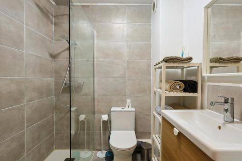 une salle de bain avec une douche, des toilettes et un lavabo dans l'établissement Joli appartement proche de la mer, au Pradet