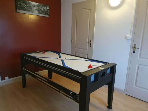 Biliár nebo kulečník v ubytování Gîte de la Chazotte
