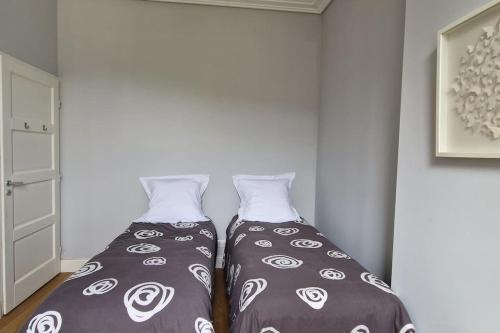 - 2 lits dans un coin de chambre dans l'établissement Charmant appartement T3 plein centre, à Luchon
