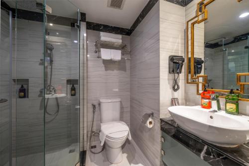 Bilik mandi di Vince Hotel Pratunam