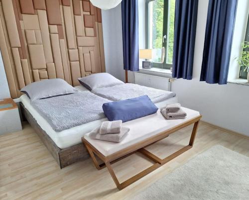 Postel nebo postele na pokoji v ubytování Gemütliche zentrale Wohnung in Zwickau