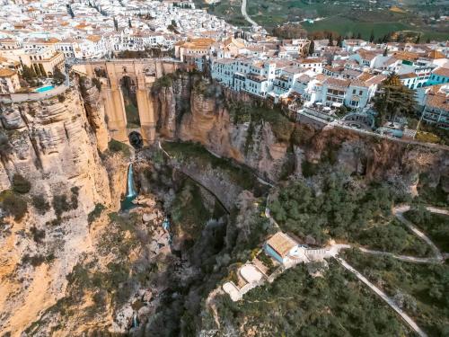 Γενική άποψη της πόλης Cuevas del Becerro ή θέα της πόλης από  αυτή η παραθεριστική κατοικία