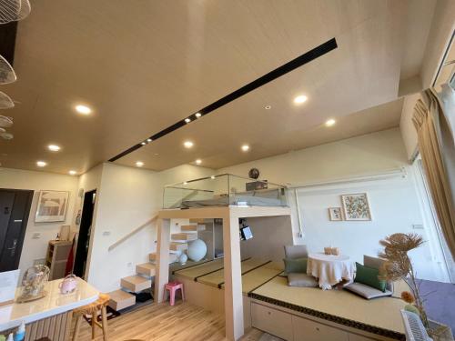 um pequeno quarto com um beliche e uma mesa em 浮雲投影海景溫泉 em Toucheng