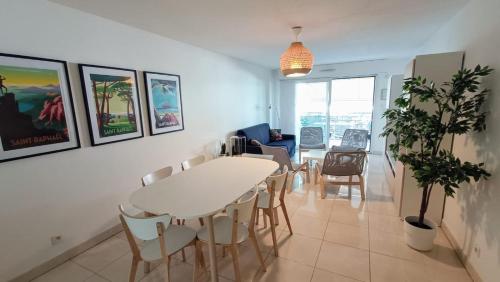 un salon avec une table et des chaises blanches dans l'établissement Le Bel Azur, à Saint-Raphaël