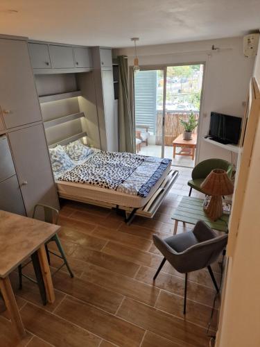 Postel nebo postele na pokoji v ubytování Jetez l'ancre - Balcon sur le cœur de Saint-Gilles les Bains