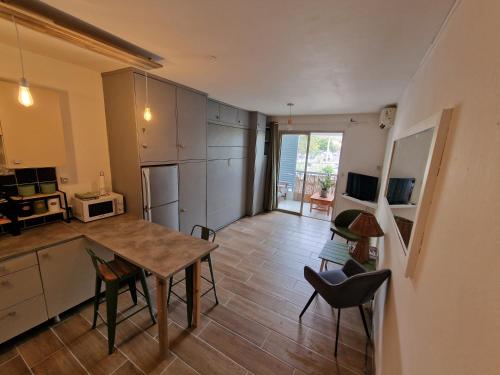 Kuchyň nebo kuchyňský kout v ubytování Jetez l'ancre - Balcon sur le cœur de Saint-Gilles les Bains