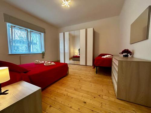 ウーディネにあるLuxury Allo Apartment in center of Udineのベッド2台とテーブルがある部屋