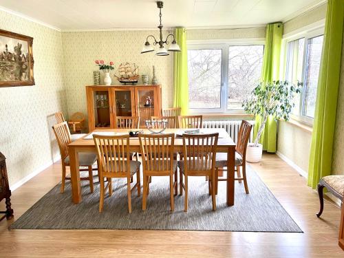 una sala da pranzo con tavolo e sedie di Holiday house by riverside with sauna and hottub a Moholm