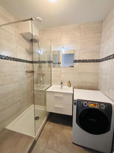 une salle de bain avec douche et lavabo dans l'établissement Heart of the Old City - Nice, à Nice