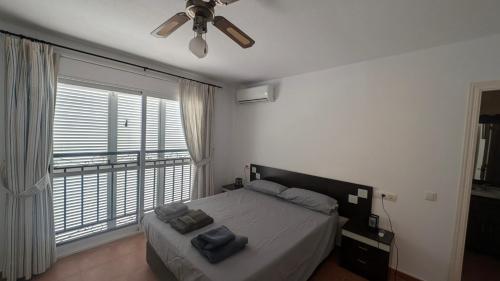 ベラにあるNaturista Vera Playaのベッドルーム1室(天井ファン、窓付)