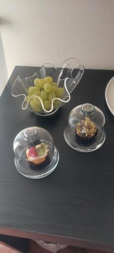 Una mesa con dos platos de comida y un bol de uvas. en B&B Bixio 34, en Reggio Calabria