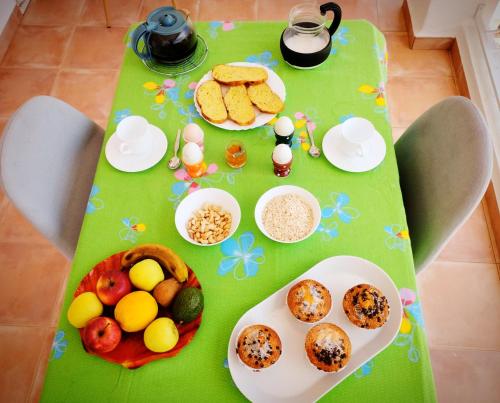 a green table with plates of food on it at Incluido clase de Yoga o Pilates in Calabardina