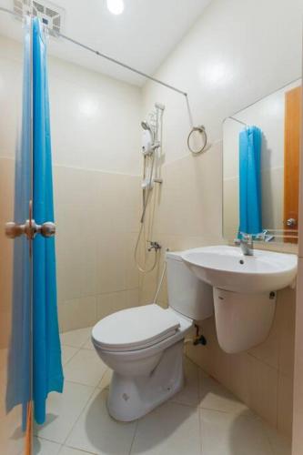 Ein Badezimmer in der Unterkunft Furnished 3BR Townhouse Near Cebu IT Park with Parking, Fast WiFi, Netflix and More