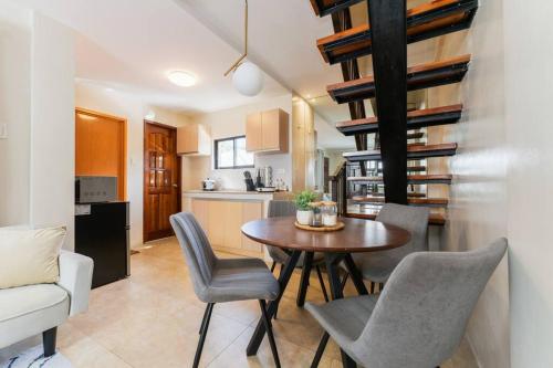 eine Küche und ein Esszimmer mit Tisch und Stühlen in der Unterkunft Furnished 3BR Townhouse Near Cebu IT Park with Parking, Fast WiFi, Netflix and More in Cebu City