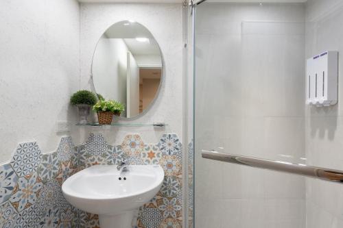a bathroom with a sink and a mirror at 109台北旅館-台北109青旅 109 Taipei Hotel - Taipei 109 Hostel in Taipei