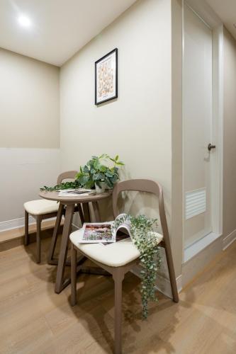a room with two tables and chairs with plants at 109台北旅館-台北109青旅 109 Taipei Hotel - Taipei 109 Hostel in Taipei
